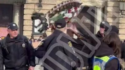 У центрі Львова під час акції за права жінок у натовп кинули похоронний вінок