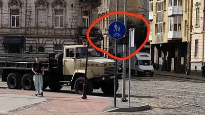 На улюбленому перехресті львівських водіїв просять навести лад із дорожніми знаками
