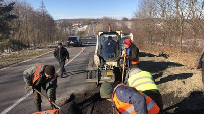 У Дрогобицькому районі дорожники розпочали ямковий ремонт (ФОТО)