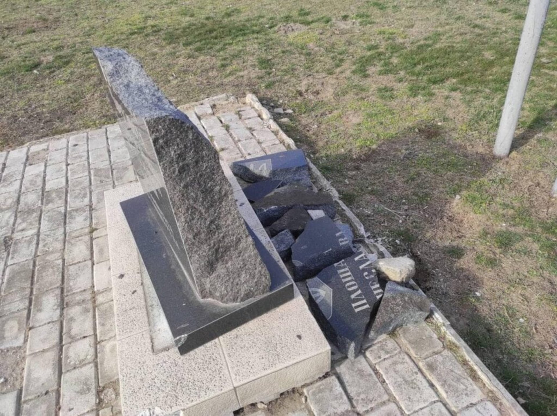 У Антонівці розтрощили пам’ятний знак В’ячеславу Чорноволу, фото ВРУ