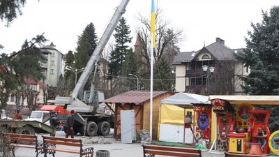 У Трускавці, на вимогу городян, влада демонтовує ярмарок у центрі міста (ВІДЕО)