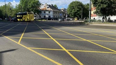 У Львові важливе перехрестя вкрилось вафельницею (ФОТО)