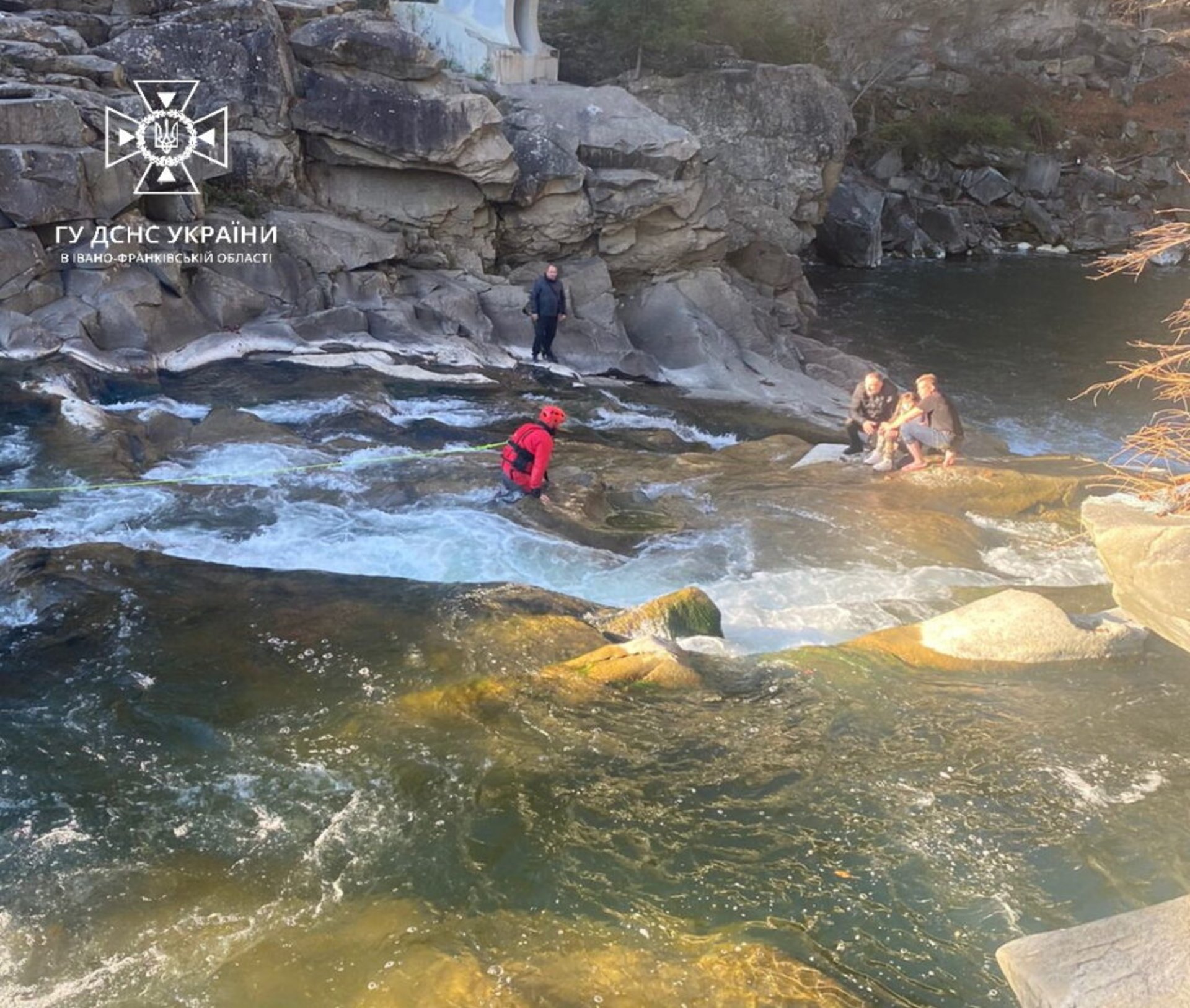 У Яремче дитина впала у бурхливий потік біля водоспаду
