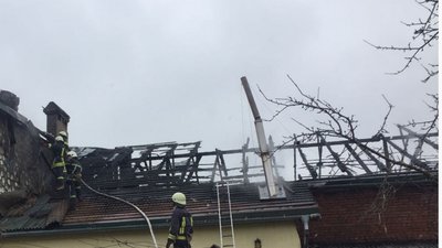 Десятки рятувальників приборкували масштабну пожежу на СТО у Стрию