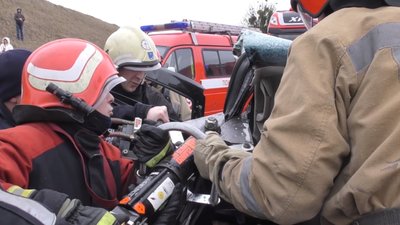 Автотроща у Чишках: рятувальники вирізали з авто батька і сина (ВІДЕО)