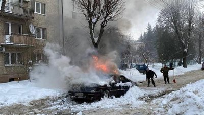 У Львові горить автомобіль (ФОТО)