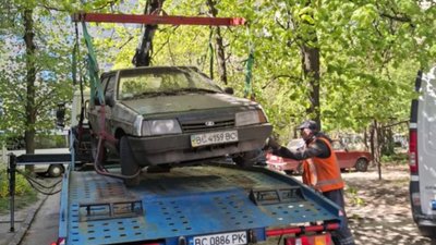 У Львові прибрали ще два занедбані автомобілі