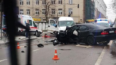 У Львові легковик зіткнувся з бусом (ФОТО)