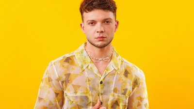 Сергій Лазановський присвятив новий кліп “Манила” українським жінкам та порівняв їх з квітами