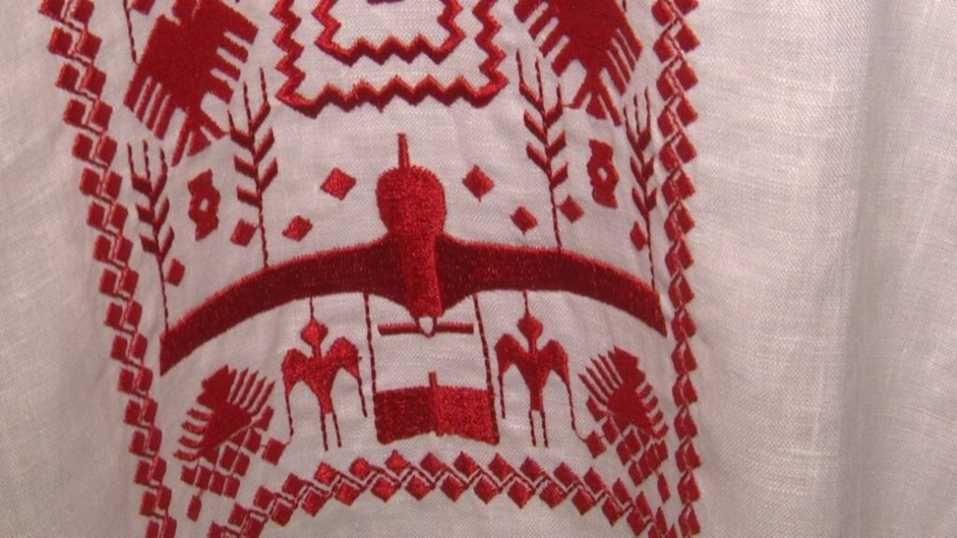 Орнамент вишиванки з безпілотником "Bayraktar". Суспільне Львів