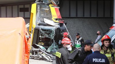 У Варшаві автобус впав з мосту, є загиблі і поранені (ФОТО)
