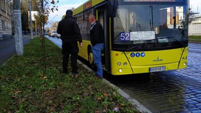 У Львові поліція виганяє пасажирів з маршруток (ФОТО)