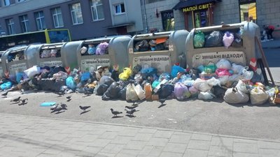 У Львові на вулицях побільшало сміття (ФОТО)