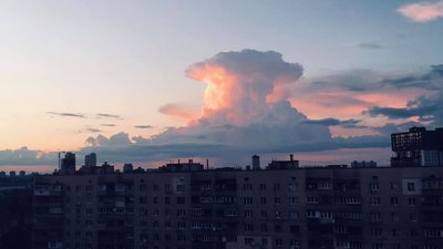 У небі над Києвом з'явилася хмара, схожа на "ядерний гриб" (ФОТО)
