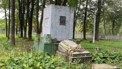 На Львівщині обвалився памʼятник радянському солдату