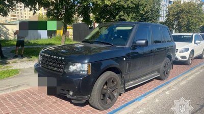 У центрі Львова впіймали 27-річного водія на автомобілі-двійнику