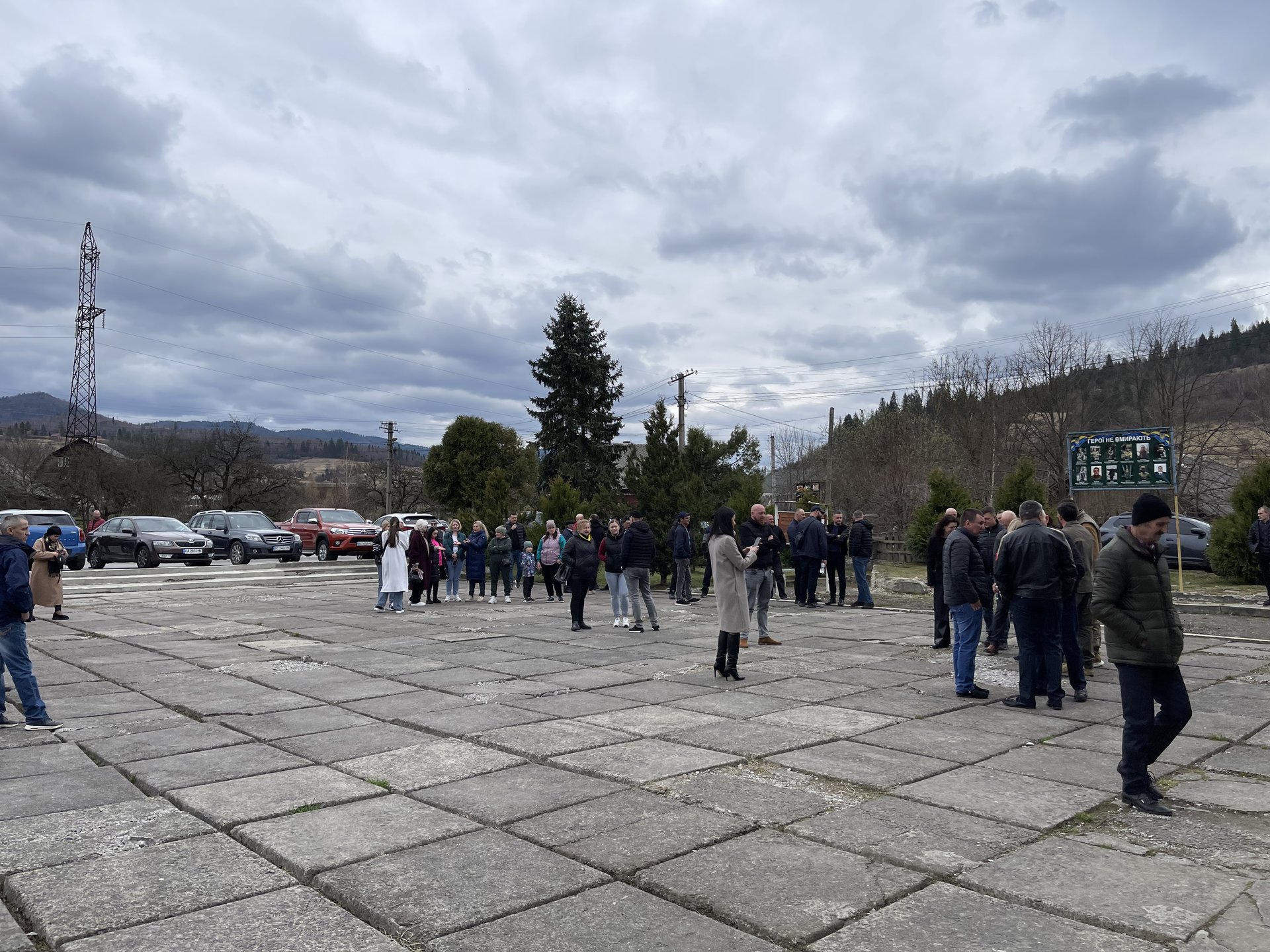 Мешканці Тухлі збираються на звіт Володимира Беги, фото Четверта студія
