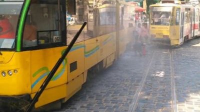 У Львові у ранкову годину пік загорівся трамвай (ФОТО)