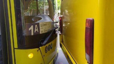 У Львові на зупинці не розминулись автобуси (ФОТО)