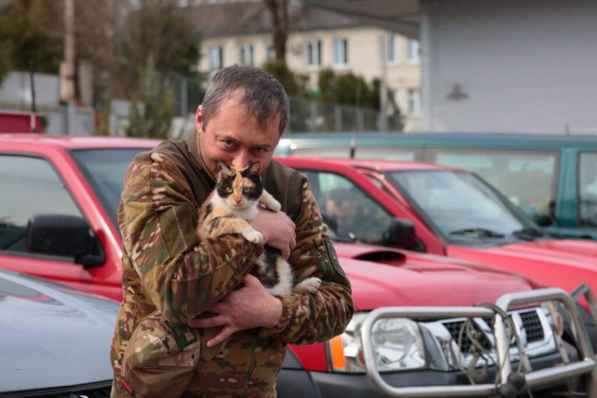 Львівщина передала для захисників 24 позашляховики та 20 генераторів