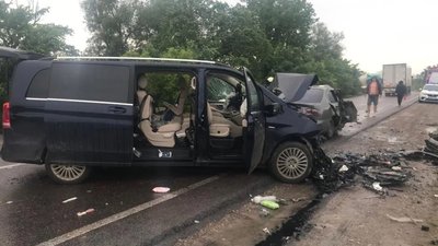 На трасі Одеса-Рені легковик влетів у мікроавтобус: багато постраждалих