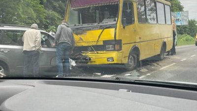 У Яворівському районі автобус потрапив у ДТП (ФОТО)