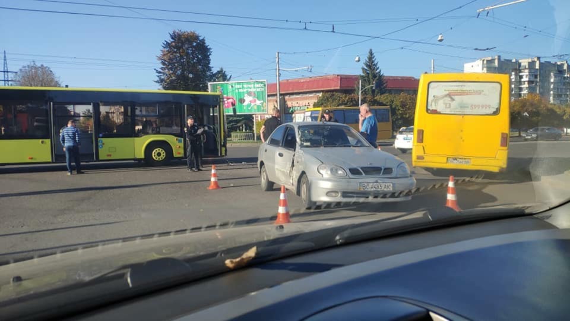 У Львові на Любінській сталась аварія. Фото Варта-1