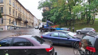 У Львові на повороті на вулиці Лисенка паркують автомобілі (ФОТО)