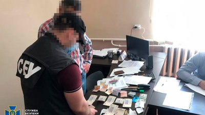 Староста і двоє депутатів ОТГ вимагали гроші від агропідприємства з іноземними інвестиціями (ФОТО)