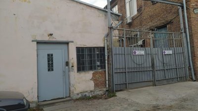 У Львові на одній з вулиць забетонували дерева (ФОТО)