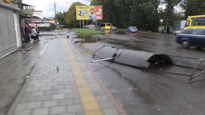 У Львові сильний вітер ламає зупинки: городян закликають бути уважними