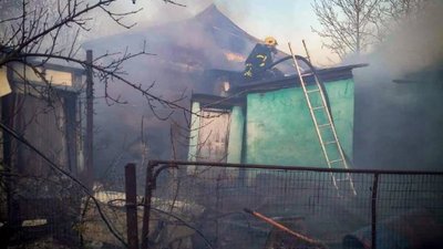 На Львівщині під час пожежі господарської будівлі травмовано жінку