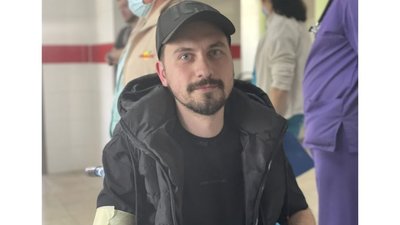 Дивом вижив: до львівської лікарні евакуювали оперного співака, який потрапив під обстріл, рятуючи людей