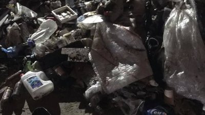 Поблизу міжнародного аеропорту «Львів» невідомі викинули на проїжджу частину мішки з відходами (ФОТО)