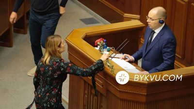 Степанову в залі Ради передали поховальні квіти від родичів померлого від COVID-19 (ФОТО, ВІДЕО)