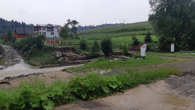 На Львівщині річка вийшла з берегів і затопила село (ФОТО)