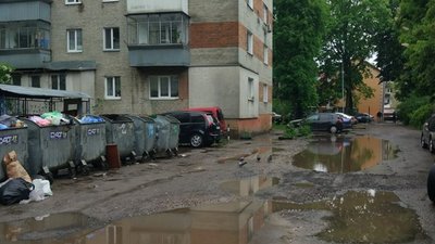 Львів'яни скаржаться на бруд і сморід від смітників (ФОТО)