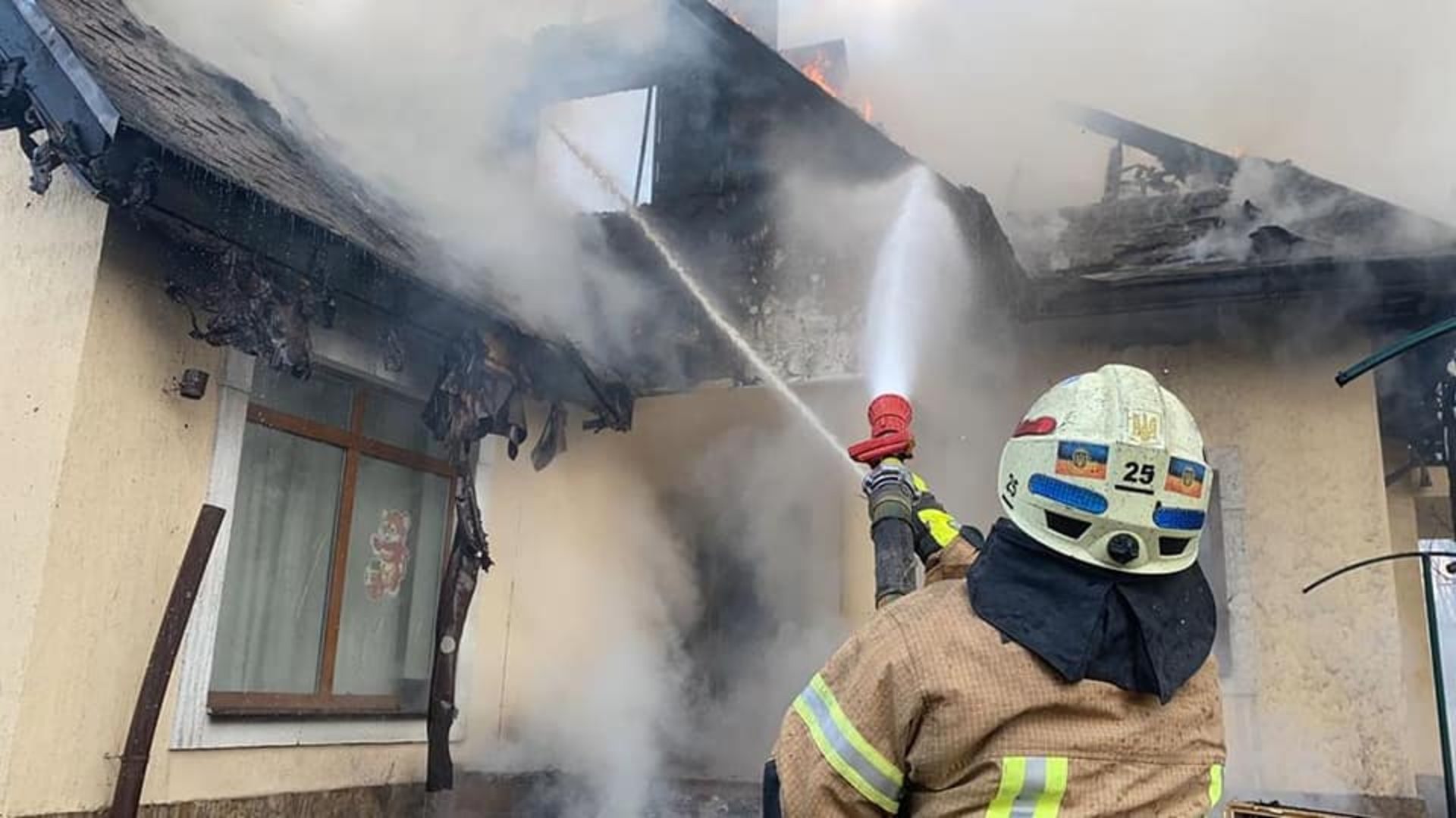 У Києві снаряд влучив у приватний будинок