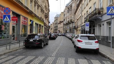 У Львові на вулиці Гнатюка відновились майданчик для паркування (ФОТО)