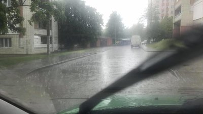 Львів заливає дощем з градом (ВІДЕО)