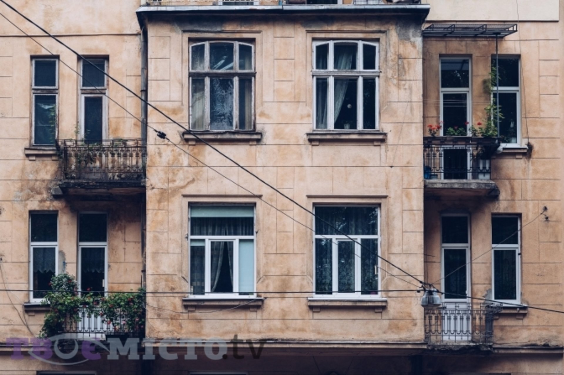 У центрі Львова руйнується фасад сторічного будинку