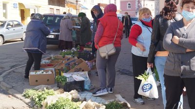 Послаблення карантину: Яворів потонув у стихійні торгівлі та чергах до банків (ФОТО)
