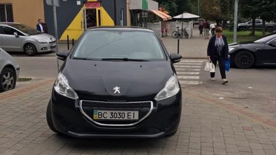 У Львові водій припаркувався перед пішохідним переходом (ФОТО)