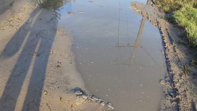 У Львові дорога біля колії перетворилась на болото