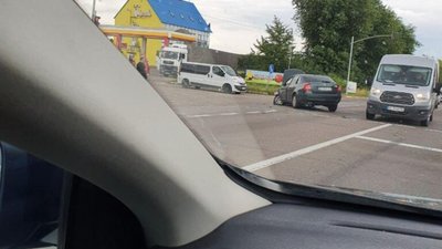 У Львові біля АЗС не розминулись автомобілі (ФОТО, ВІДЕО)