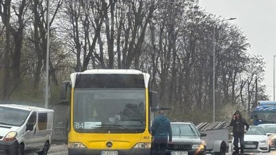 У Львові маршрутка не розминулась із автомобілем