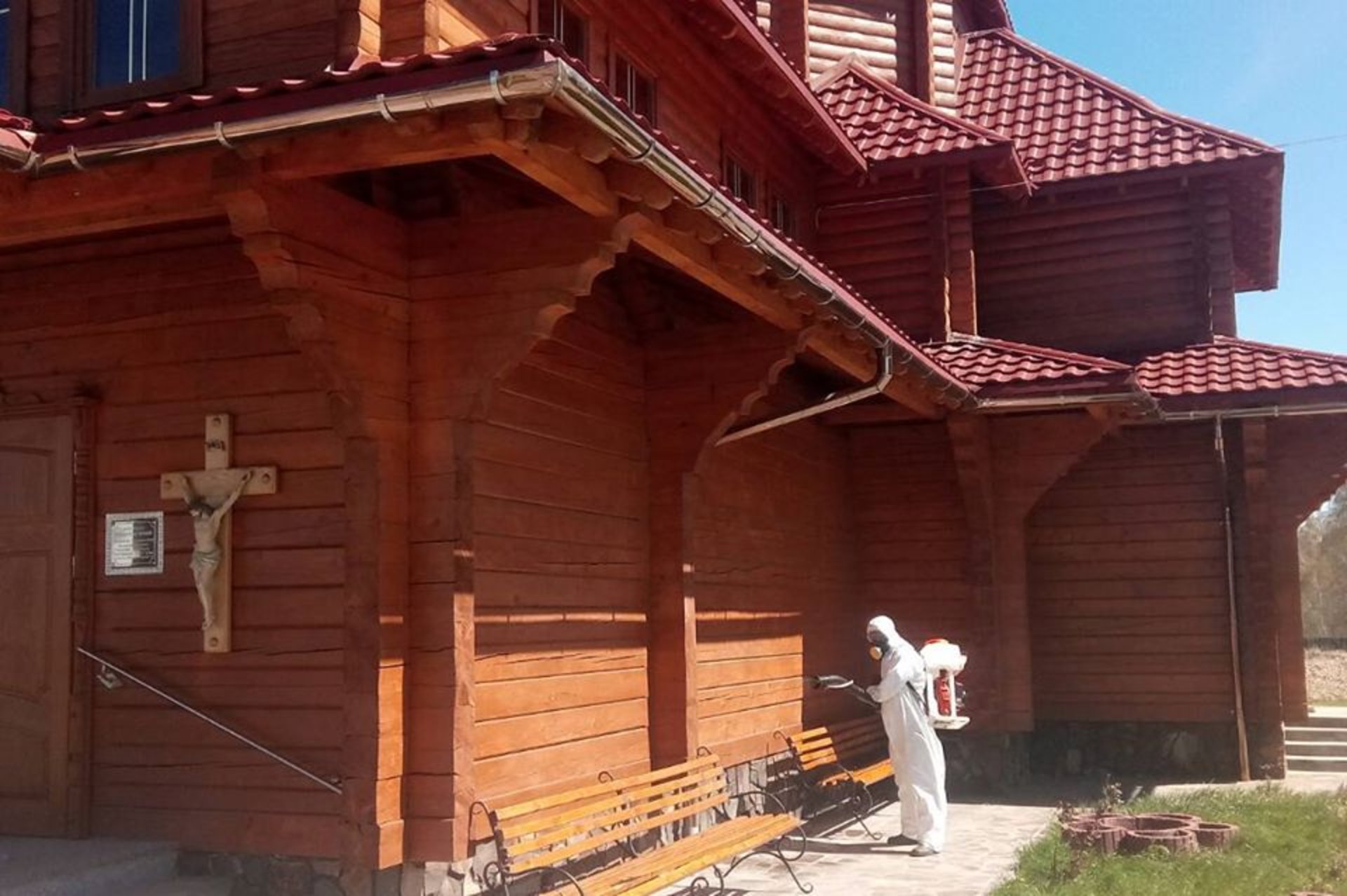 На Львівщині продезінфікували храми. Фото: ДСНС.