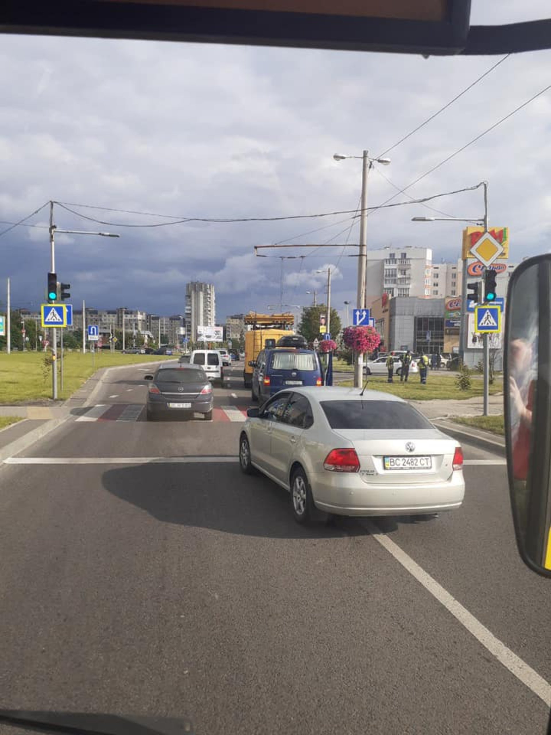 У Львові через обрив трулейбосних дротів ускладвився рух. Фото: Варта1.