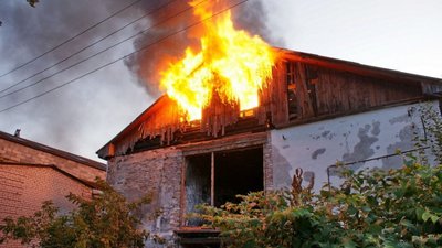 У Жовкві у власному будинку ледь не згоріла жінка