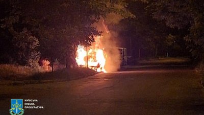 У Києві спалили автомобілі військових